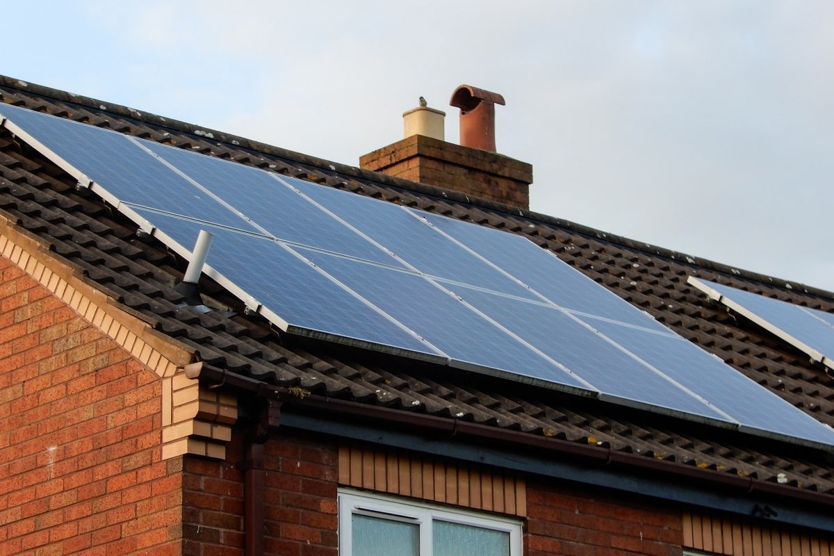 Labour pledges to fit solar panels to a million social homes