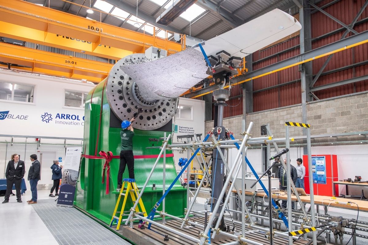 LM Rapid Testitng Facility for Tidal Turbine Blade (Image Credit: Lesley Martin)