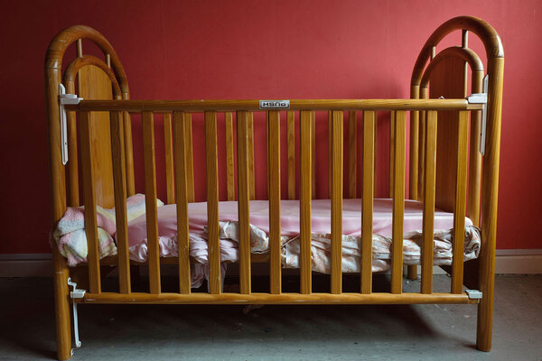 Homelessness guidance changed to ensure babies have a cot in temporary accommodation