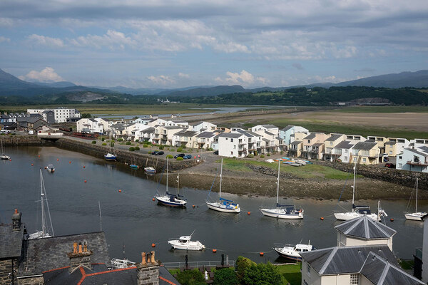 Thinktank urges Welsh government to curb number of homes turned into holiday lets